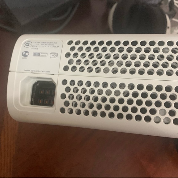 Xbox 360 Console Bundle with 3 Controllers 60gb - Picture 4 of 16